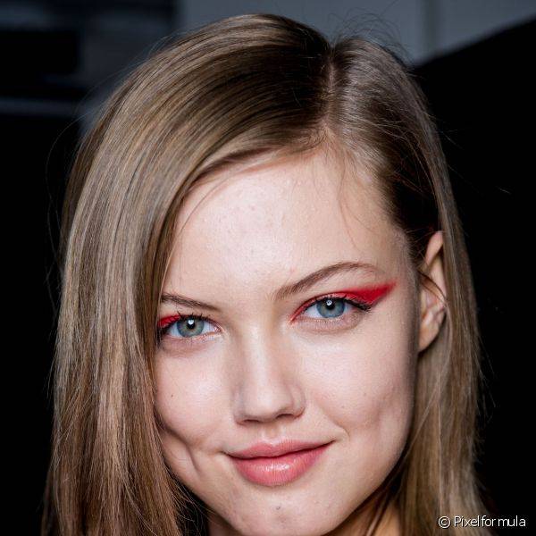 As maquiagens vermelhas também estão em alta e podem dar um toque mais contemporâneo e inusitado para as mulheres de gêmeos